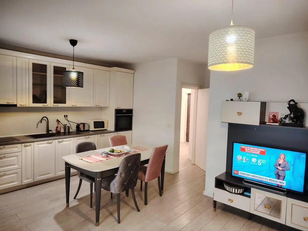 Obývačka; drevená podlaha, prirodzené svetlo, moderný štýl