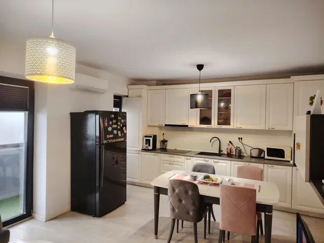 Cocina; electrodomésticos, suelo de madera, luz natural, estilo moderno