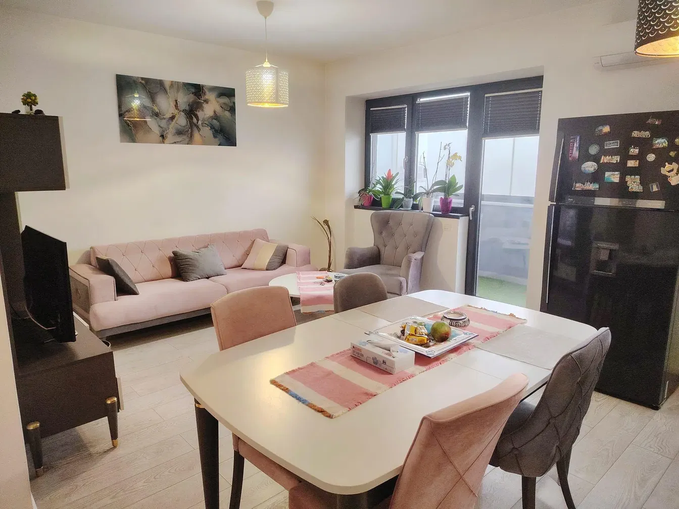 Kuchyňa; kuchynské spotrebiče, drevená podlaha, prirodzené svetlo, moderný štýl