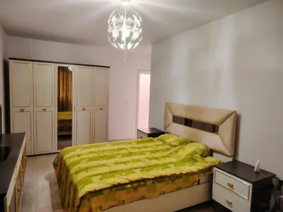 Kuchyňa; kuchynské spotrebiče, drevená podlaha, prirodzené svetlo, moderný štýl