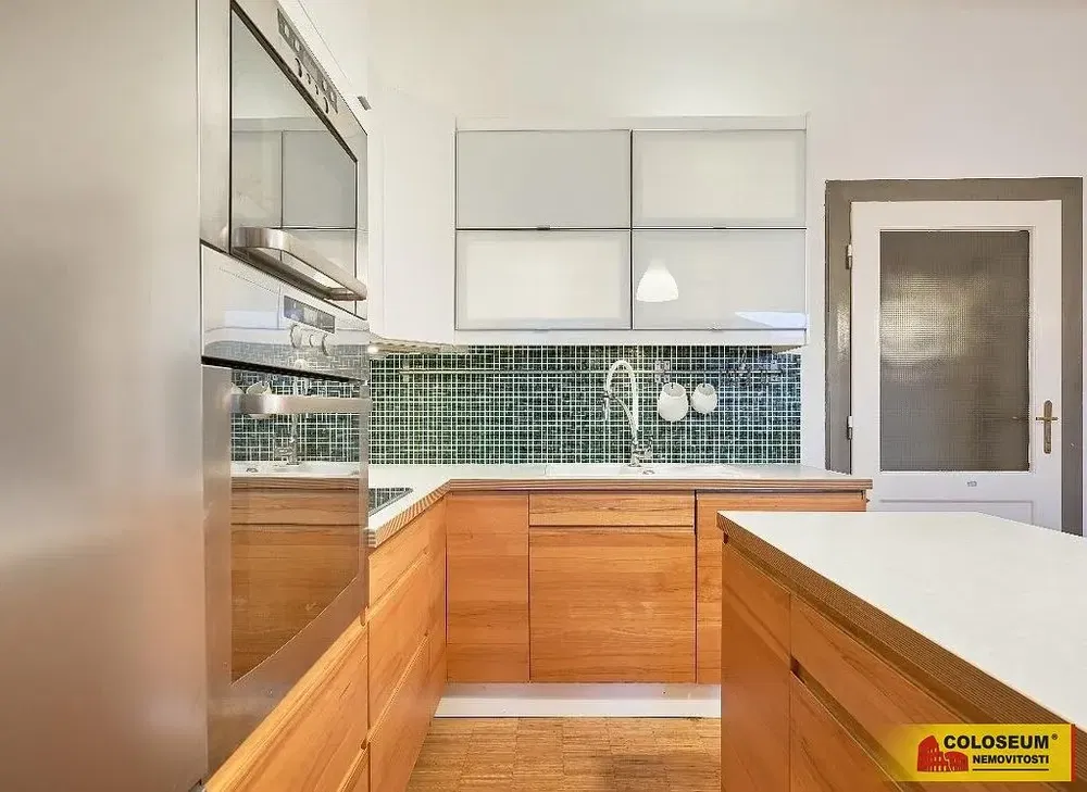 Кухня; кухненски уреди, дървен под, естествена светлина, модерен стил