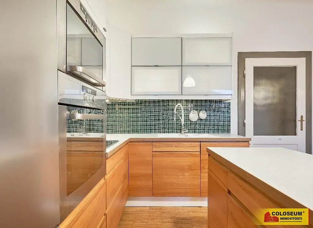 Кухня; кухненски уреди, дървен под, естествена светлина, модерен стил