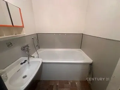 Кухня; кухненски уреди, дървен под, естествена светлина, модерен стил