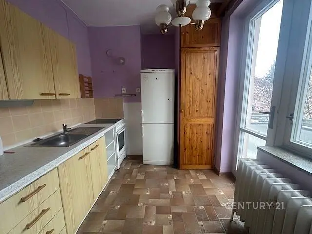 Кухня; кухненски уреди, дървен под, естествена светлина, модерен стил