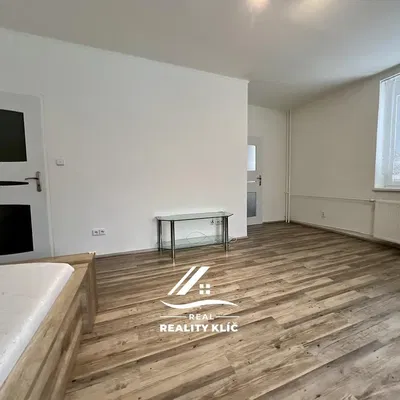 Кухня; кухненски уреди, дървен под, естествена светлина, модерен стил