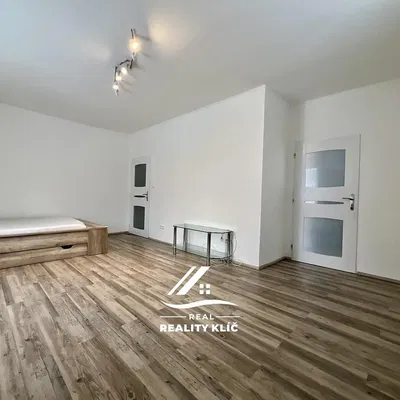 Кухня; кухненски уреди, дървен под, естествена светлина, модерен стил