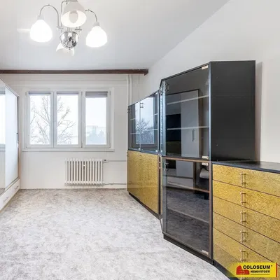 Кухня; кухненски уреди, дървен под, естествена светлина, модерен стил