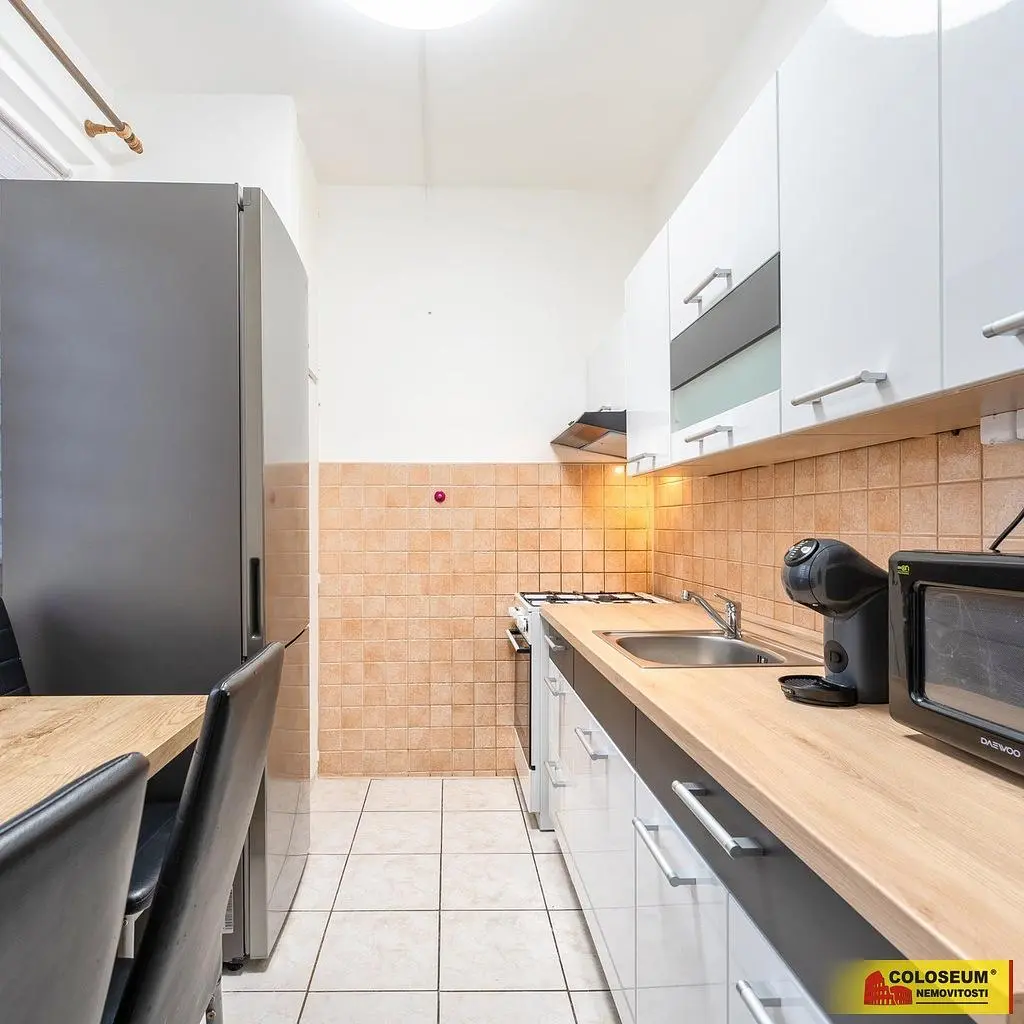 Кухня; кухненски уреди, дървен под, естествена светлина, модерен стил