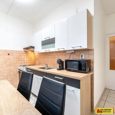 Kuchyně; kuchyňské spotřebiče, dřevěná podlaha, přirozené světlo, moderní styl