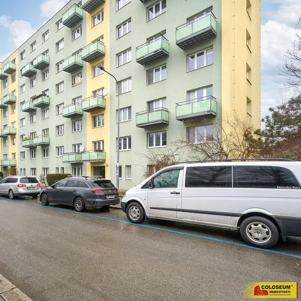 Кухня; кухненски уреди, дървен под, естествена светлина, модерен стил