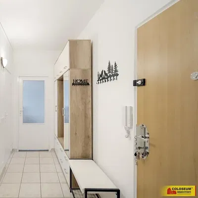 Кухня; кухненски уреди, дървен под, естествена светлина, модерен стил