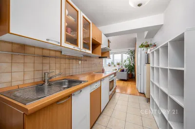 Хол; дървен под, естествена светлина, модерен стил