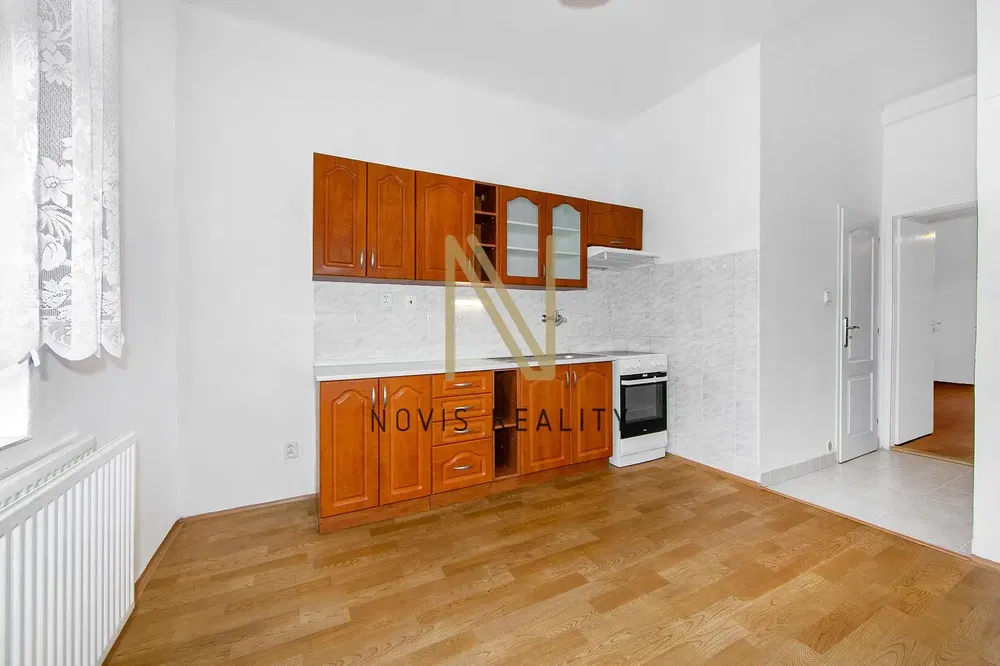 Sala de estar; chão de madeira, luz natural, estilo moderno