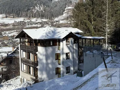 Obývací pokoj; dřevěná podlaha, přirozené světlo, moderní styl