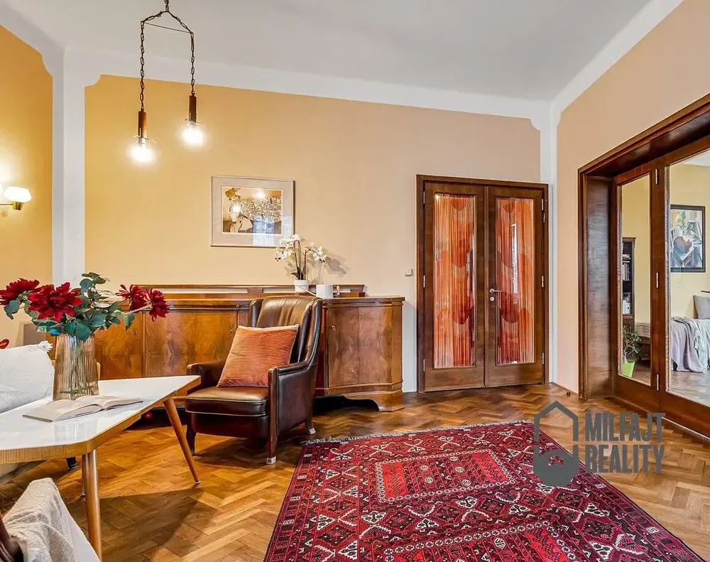 Cucina; elettrodomestici, pavimento in legno, luce naturale, stile moderno