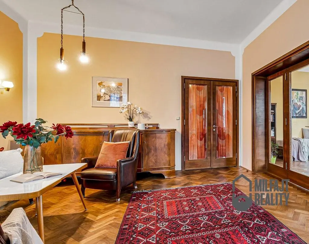 Cucina; elettrodomestici, pavimento in legno, luce naturale, stile moderno