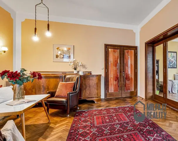 Кухня; кухненски уреди, дървен под, естествена светлина, модерен стил