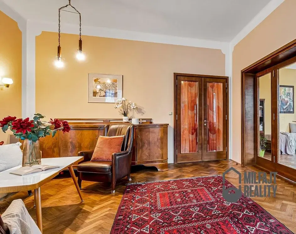 Cucina; elettrodomestici, pavimento in legno, luce naturale, stile moderno