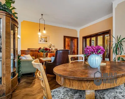 Cucina; elettrodomestici, pavimento in legno, luce naturale, stile moderno