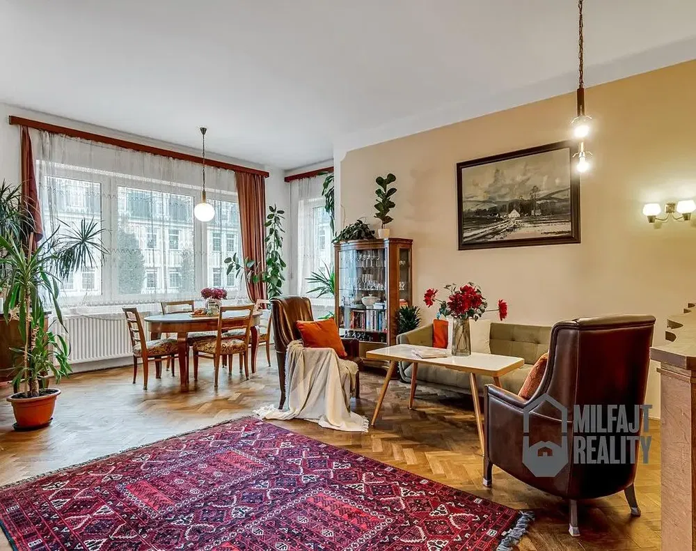 Cucina; elettrodomestici, pavimento in legno, luce naturale, stile moderno