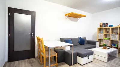 Kuhinja; kućanski aparati, drveni pod, prirodna svjetlost, moderan stil