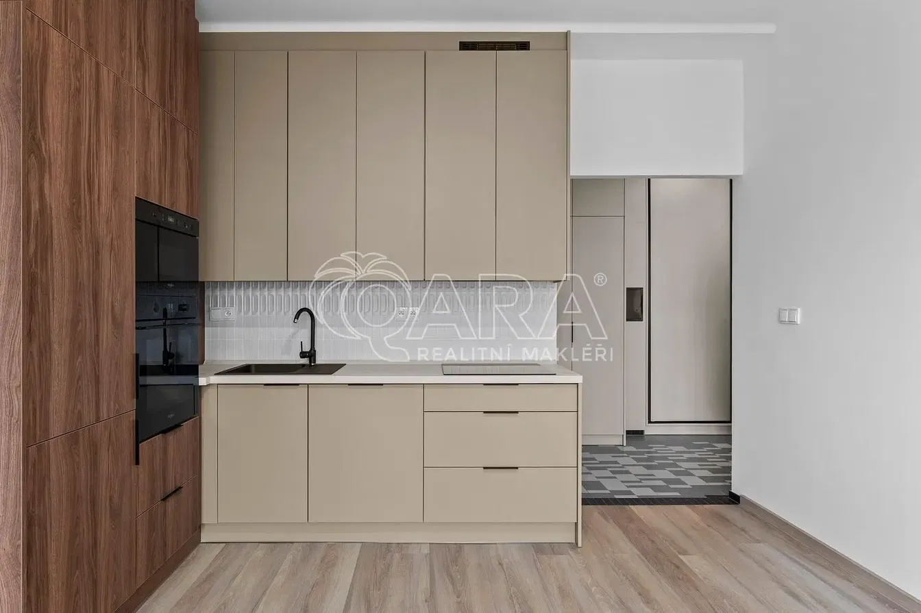 Кухиња; кухињски апарати, дрвени под, природно светло, модерни стил