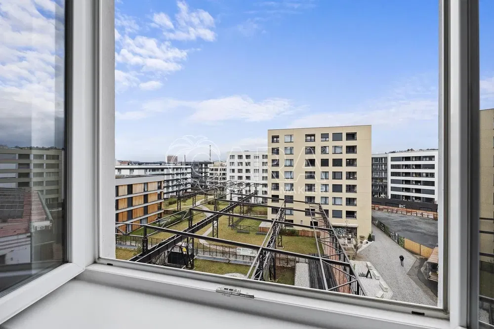 Дневна соба; дрвени под, природно светло, модерни стил