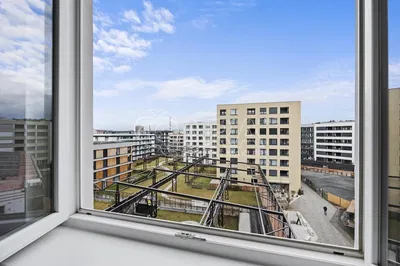 Дневна соба; дрвени под, природно светло, модерни стил