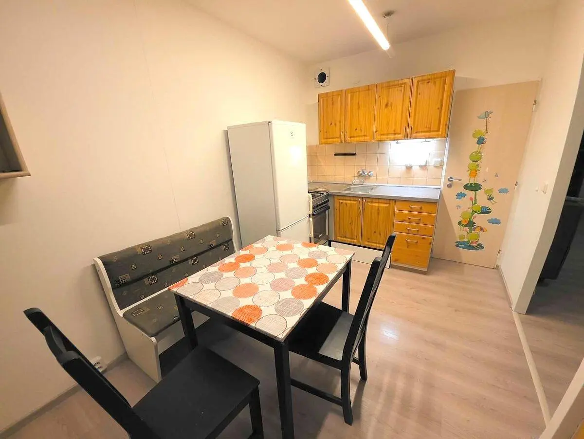 Кухня; кухненски уреди, дървен под, естествена светлина, модерен стил