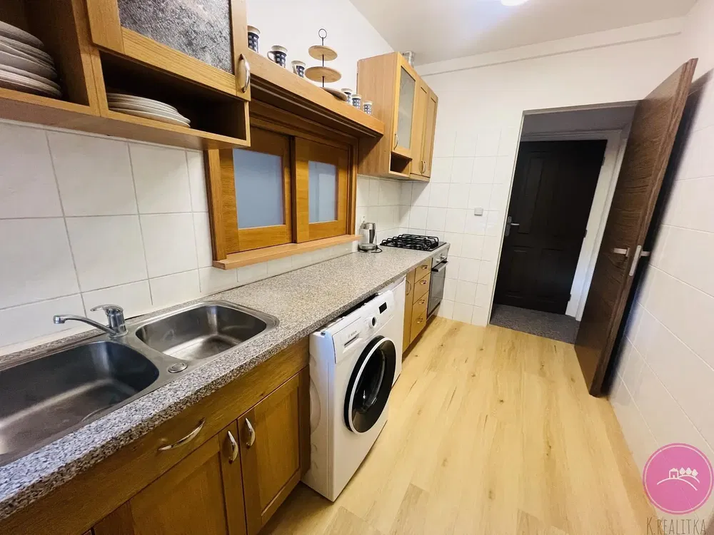 Obývací pokoj; dřevěná podlaha, přirozené světlo, moderní styl