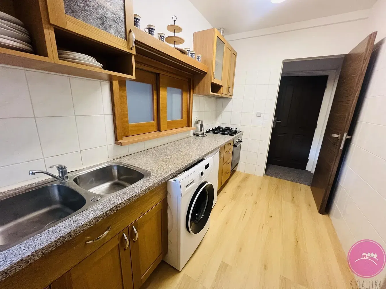 Obývací pokoj; dřevěná podlaha, přirozené světlo, moderní styl