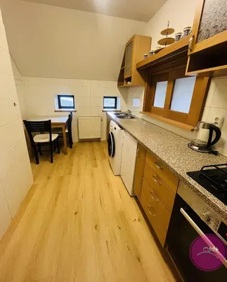Obývací pokoj; dřevěná podlaha, přirozené světlo, moderní styl