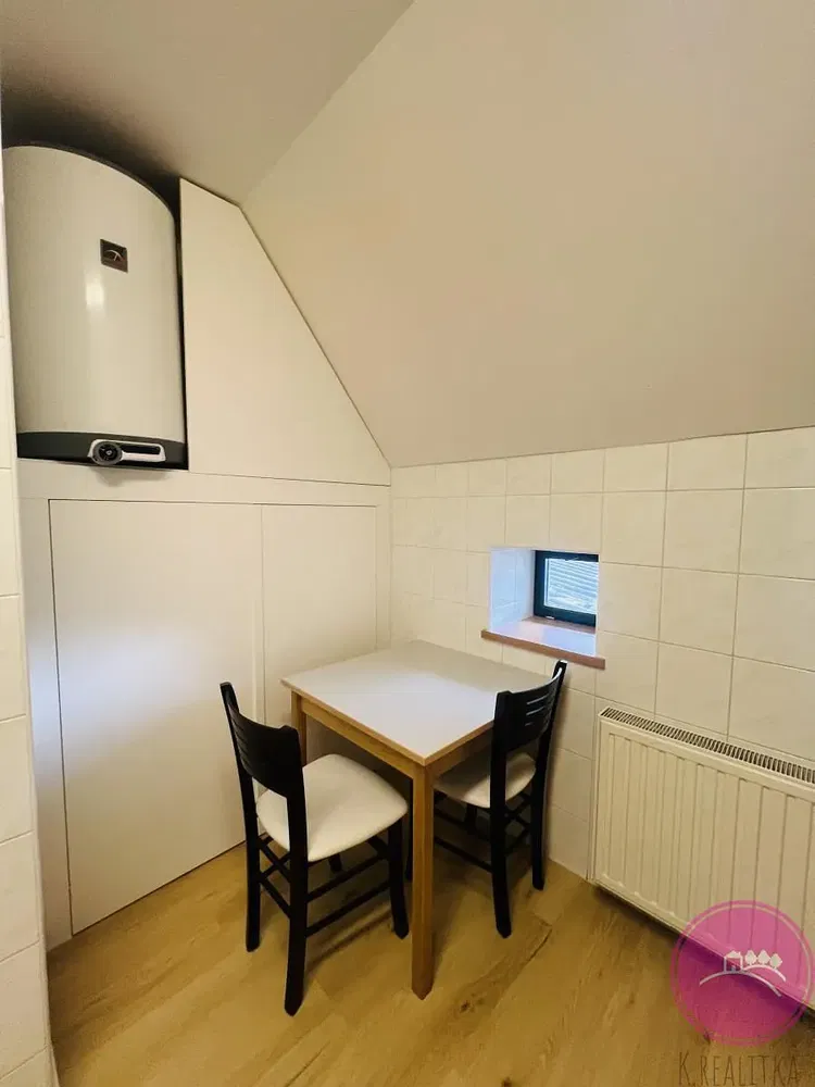 Obývací pokoj; dřevěná podlaha, přirozené světlo, moderní styl