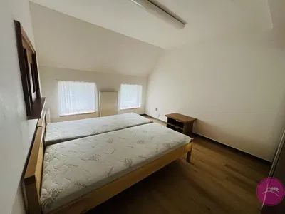 Obývací pokoj; dřevěná podlaha, přirozené světlo, moderní styl