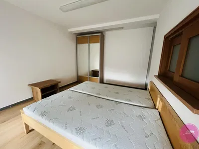 Obývací pokoj; dřevěná podlaha, přirozené světlo, moderní styl