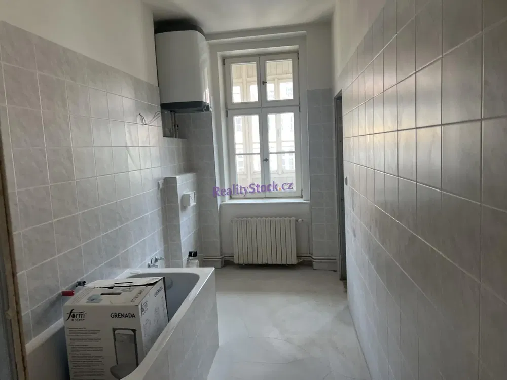 Кухиња; кухињски апарати, дрвени под, природно светло, модерни стил