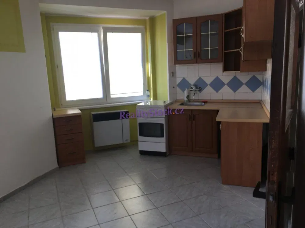 Mutfak; mutfak aletleri, fayans zemin, doğal ışık, modern stil
