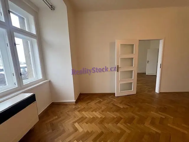 Хол; дървен под, естествена светлина, модерен стил