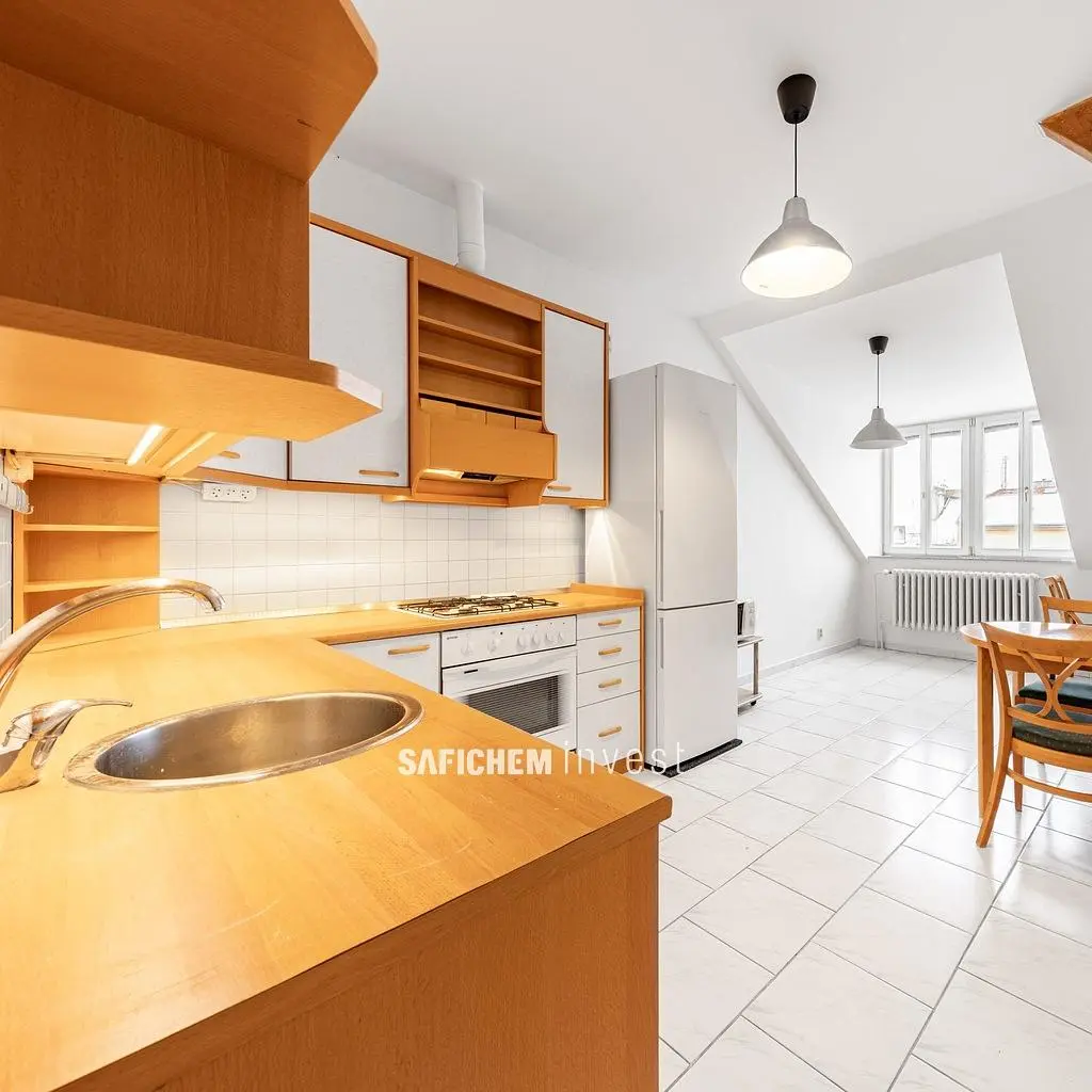 Хол; дървен под, естествена светлина, модерен стил