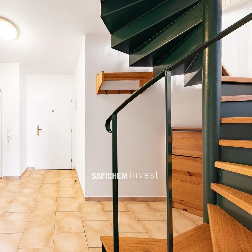 Кухня; кухненски уреди, дървен под, естествена светлина, модерен стил