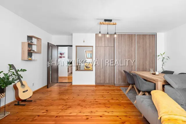 Хол; дървен под, естествена светлина, модерен стил, високи тавани