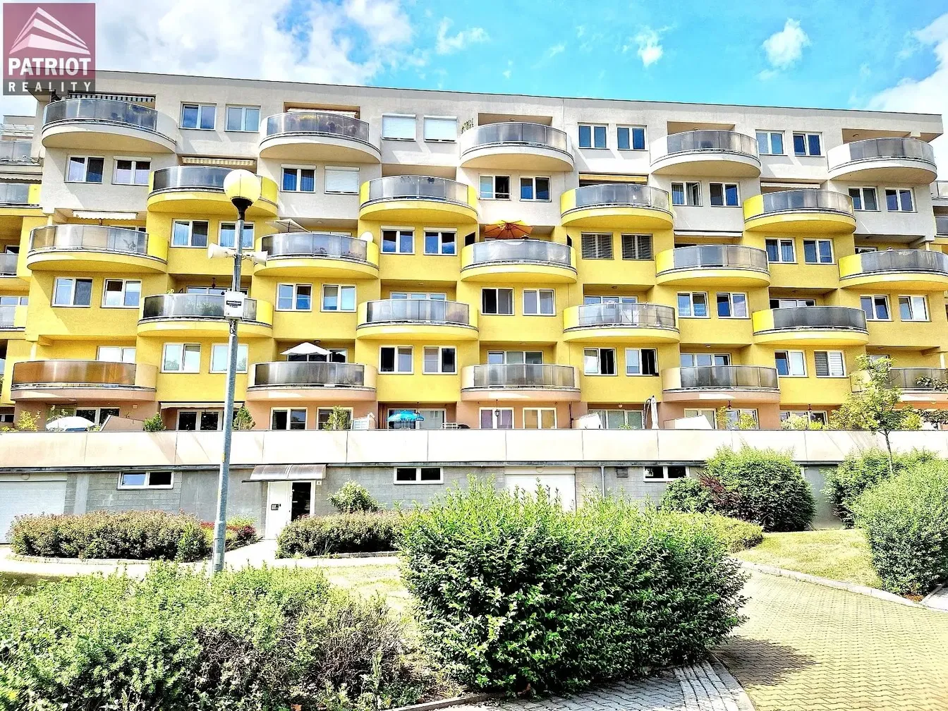 Obývací pokoj; dřevěná podlaha, přirozené světlo, moderní styl