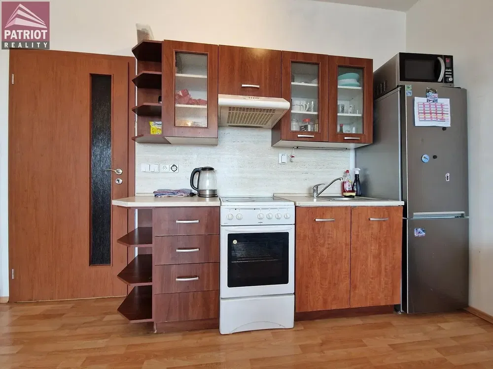 Obývací pokoj; dřevěná podlaha, přirozené světlo, moderní styl