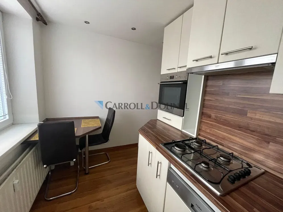 Salon; parquet, lumière naturelle, style moderne