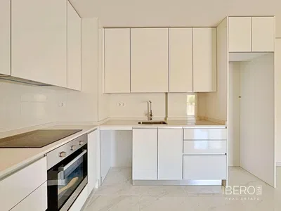 مطبخ; أجهزة المطبخ, أرضية خشبية, ضوء طبيعي, أسلوب عصري