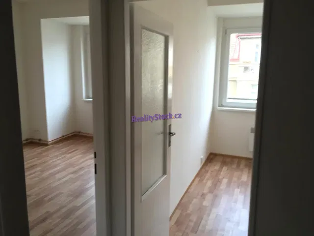 Кухня; кухненски уреди, дървен под, естествена светлина, модерен стил