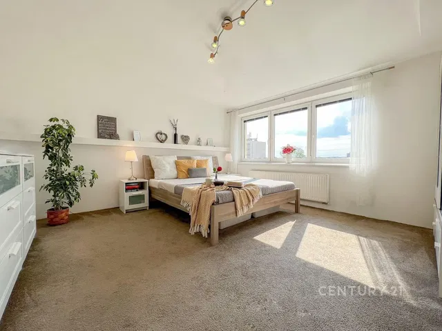 Κουζίνα; συσκευές κουζίνας, ξύλινο πάτωμα, φυσικό φως, μοντέρνο στυλ