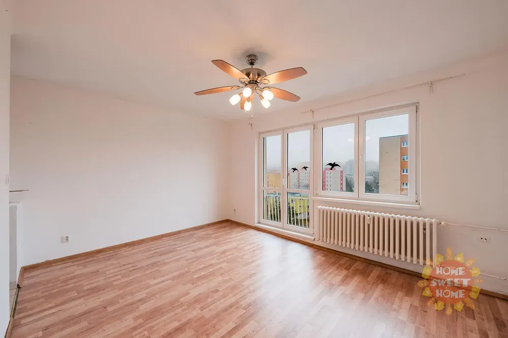 Kuchyně; kuchyňské spotřebiče, dřevěná podlaha, přirozené světlo, moderní styl