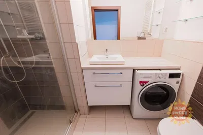 Obývací pokoj; dřevěná podlaha, přirozené světlo, moderní styl