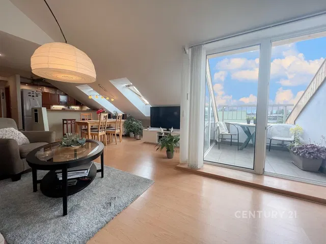 Κουζίνα; συσκευές κουζίνας, ξύλινο πάτωμα, φυσικό φως, μοντέρνο στυλ